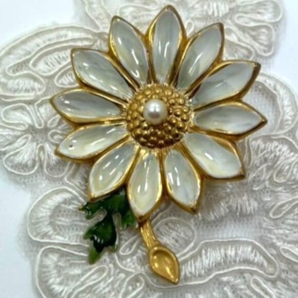 Daisy Flower Brooch Gold Tone with Faux Pearl White Enamel Petals and Green Leaf - Picture 3 of 3